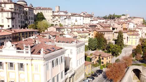 Belleza-De-La-Ciudad-Alta-De-Bergamo-En-Un-Día-Soleado,-Vista-Aérea-De-Drones