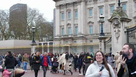 Crowd-Of-People-Outside-The-Buckingham-Palace-In-London,-UK