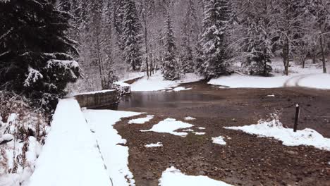 Sereno-Paisaje-Invernal-Del-Valle-De-Bystry-Stream-En-Kuznice,-Montañas-Tatra,-Polonia
