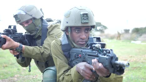 Equipo-De-Soldados-De-Infantería-Del-Ejército-Israelí-De-Las-FDI-Sosteniendo-Una-Posición-Arrodillada-Apuntando-Con-Ametralladoras-Al-Campo-De-Entrenamiento---Disparo-De-Retrato-En-órbita