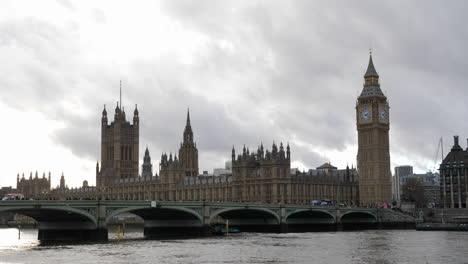 Cloudy-Sky-Over-Palace-Of-Westminster-In-London-With-Westminster-Bridge-In-Foreground