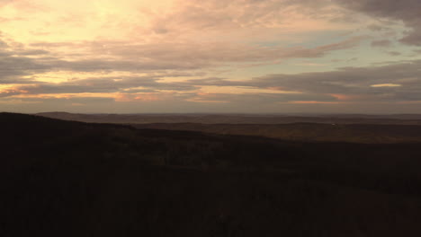 Luftdrohnenlandschaftsansicht-über-Rumänische-Landschaftsfelder-Und--berge,-Bei-Sonnenuntergang