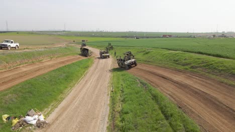 Soldados-De-Infantería-Israelíes-Golani-En-Vehículos-Humvee-Conducen-Por-Camino-De-Tierra---Vista-Aérea