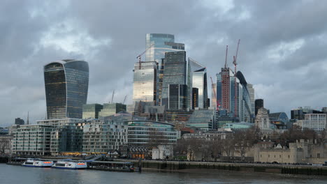 City-Of-London-Wolkenkratzer-Und-Moderne-Bürogebäude-Mit-Tower-Pier-An-Der-Themse-Mit-Bewölkung