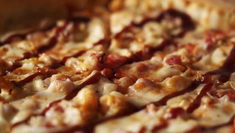 Nahaufnahme-Eines-Pizzaschneiders,-Der-Eine-Frisch-Gebackene-Italienische-Pizza-Schneidet,-Köstlicher,-Köstlicher-Essenshintergrund