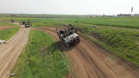 Trainingsgelände-Der-Israelischen-Verteidigungskräfte---Golani-infanteriesoldaten-Auf-Humvee-fahrzeug,-Das-Auf-Schlampiger-Straße-Fährt,-Die-Auto-Balanciert
