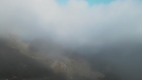 Fesselnde-Aufschlussreiche-Aufnahme-Durch-Die-Wolken-Eines-Ländlichen-Bergdorfes-In-Den-Bergen-Spaniens