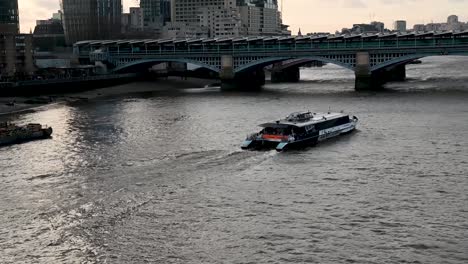 Uber-Boat-under-the-Millennium-Bridge,-London,-United-Kingdom