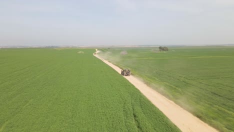 Beschleunigung-Von-IDF-Militärfahrzeugen-Auf-Golanhöhen-Zwischen-Grünen-Feldern