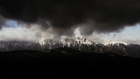 Nubes-Oscuras-En-La-Cima-De-Las-Montañas-Rocosas-Cubiertas-De-Nieve-En-Predeal-Mountain-Resort-Rumania,-Paisaje-Salvaje-De-Las-Montañas-Bucegi