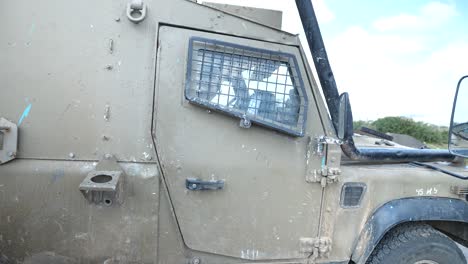 Idf-Israelischer-Gepanzerter-Infanteriesoldat-Schließt-Die-Tür,-Die-In-Einem-Humvee-militärfahrzeug-Sitzt