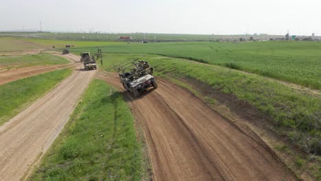 Campo-De-Entrenamiento-Del-Ejército-De-Israel-Práctica-Equilibrar-La-Conducción-De-Vehículos-Humvee-Militares-En-Una-Carretera-Rural-Descuidada---Antena