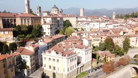 Cityscape-of-Citta-Alta-in-Bergamo,-aerial-drone-view