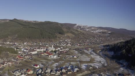 Drohnenansicht-Von-Padure---Gemeinde-Im-Tal-Unterhalb-Von-Bergen,-Die-Von-Kiefern-Gesäumt-Sind