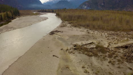 Fliegen-über-Einen-Fluss,-Der-Durch-Die-Berge-Von-British-Columbia,-Kanada-Fließt