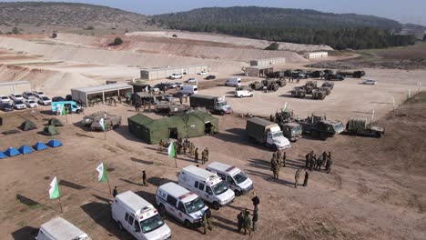 Golani-infanterie-brigade-israel-armeelager-Am-Trainingsplatz---Luft,-Die-über-Militärische-Fahrzeuge-Fliegt