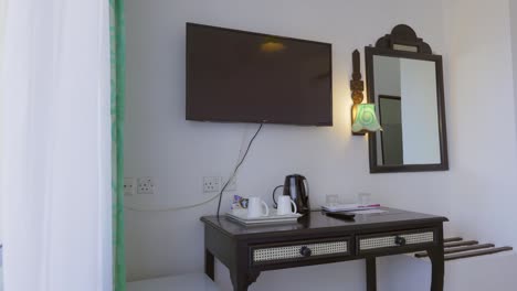 Room-'s-Hotel-Interior,-Classic-Desk-Under-Television-And-Mirror
