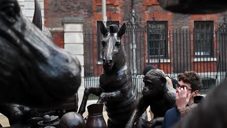 See-The-'Wild-Table-Of-Love'-Animal-Sculpture-In-Paternoster-Square,-London,-United-Kingdom