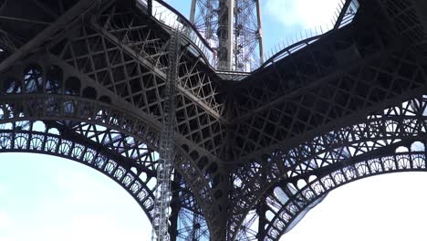 Eiffelturm-Unter-Renovierung-In-Paris,-Frankreich
