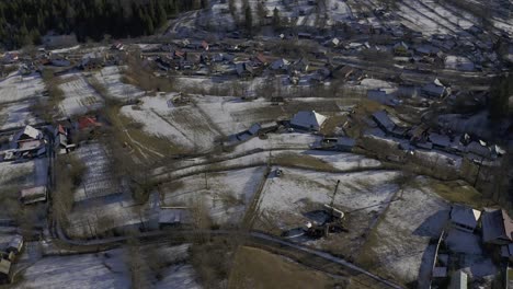 Vista-De-Drones-Del-Pueblo-En-La-Parte-Inferior-De-Una-Ladera