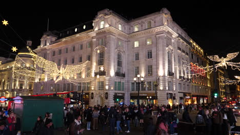 Piccadilly-Circus-decked-out-for-Christmas,-people-walking-at-night