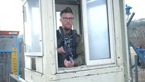 Bewaffneter-Israelischer-Soldat-In-Checkpoint-Kabine,-Bogenschuss