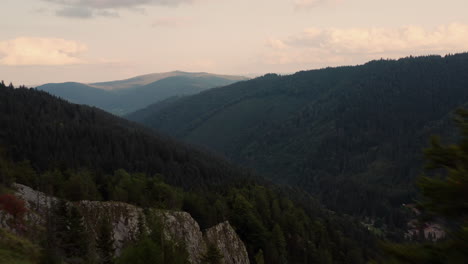 Pareja-Romántica-Besándose-En-La-Cima-De-La-Montaña-Vladeasa-En-Rumania