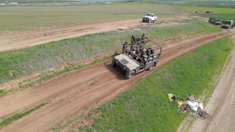 Soldados-De-La-Brigada-De-Infantería-Golani-Del-Ejército-De-Israel-Conduciendo-Humveeat-En-Un-Camino-De-Suelo-Extremadamente-Descuidado-En-El-Campo-De-Entrenamiento---Practicando-El-Equilibrio-Del-Vehículo-Militar---Vista-Aérea