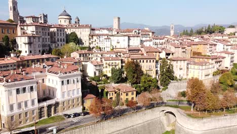 Wide-view-of-Bergamo-Citta-Alta,-aerial-ascend