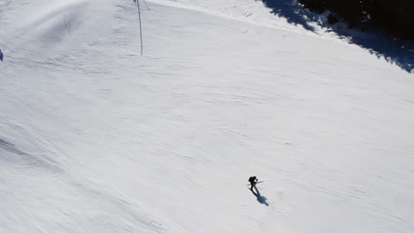 Luftaufnahme-Eines-Skifahrers-Auf-Dem-Berg-Chopok-In-Jasna,-Niedrige-Tatra,-Slowakei