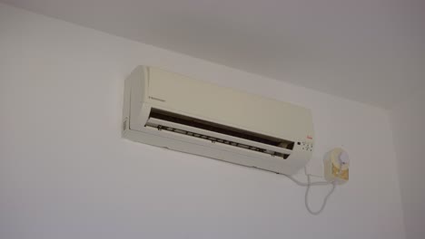 Statische-Aufnahme-Einer-Klimaanlage,-Die-An-Einer-Weißen-Wand-Im-Innenbereich-Aufgehängt-Ist