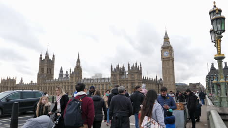 Crowded-Westminster-Bridge-with-the-Palace-and-Big-Ben-in-Background