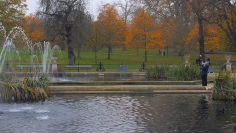 Fuente-De-Agua-Y-Follaje-De-Otoño-En-Hyde-Park-En-Londres,-Reino-Unido