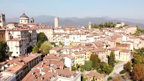 Vibrant-cityscape-of-Citta-Alta-in-Bergamo,-Italy,-aerial-fly-back-view