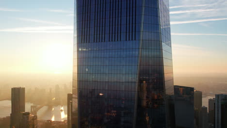 Auffliegen-Vor-Dem-One-World-Trade-Center,-Freedom-Tower,-Im-Sonnigen-New-York---Luftbild