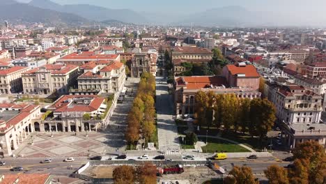 Main-alley-and-square-of-Bergamo-city-downtown,-aerial-fly-back-view