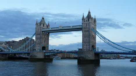 Statische-Aufnahme-Der-Tower-Bridge-In-Der-Dämmerung,-London