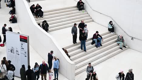 People-on-the-stairs-within-the-British-Museum,-London,-United-Kingdom