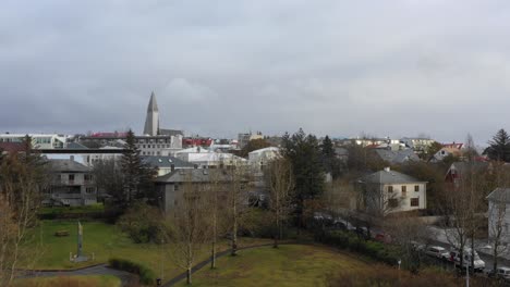 Vista-Aérea-De-La-Iglesia-Hallgrimskirkja-En-Reykjavik-En-Islandia
