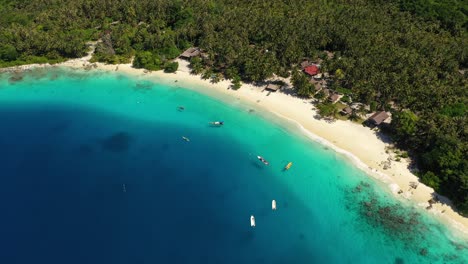 Luftaufnahme-Einer-Mit-Palmen-Gefüllten-Tropischen-Insel-In-Indonesien-Mit-Wunderschönem-Türkisfarbenem-Wasser-Auf-Beiden-Seiten