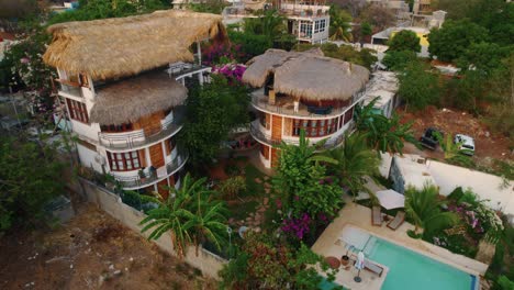 Kreisen-Um-Ein-Schickes-Kleines-Boutique-Resort-Mit-Swimmingpool-Und-Naturmaterialdach-Neben-Tropischer-Landschaftsgestaltung-In-Der-Touristenstadt-Puerto-Escondido-In-Mexiko