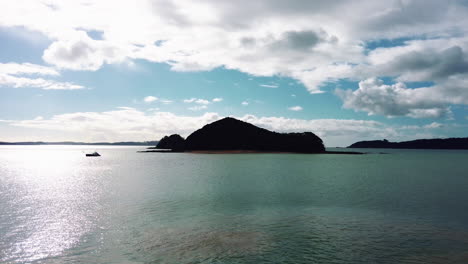 Blick-Auf-Die-Insel-Auf-Unberührtem-Wasser-Unter-Blauem-Himmel-Mit-Wolkengebilde-Im-Sommer-In-Neuseeland