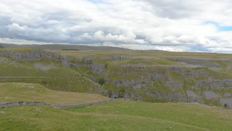 Drone-approaching-the-edge-of-Malham-Cove,-Yorkshire-Dales,-England