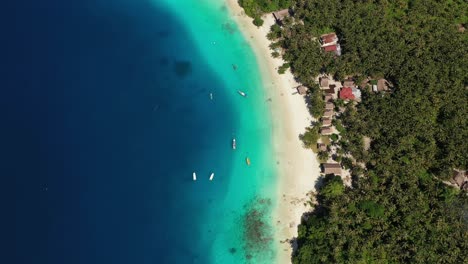 Luftaufnahme-Der-Tropischen-Insel-Mit-Strandbungalows-Und-Erstaunlichem-Türkisfarbenem-Wasser-In-Indonesien
