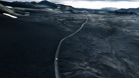 Aerial-drone-footage,-driving-through-the-Icelandic-Highlands