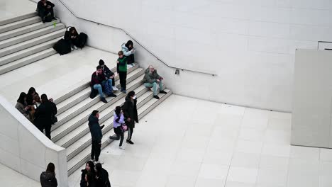Subir-Y-Bajar-Las-Escaleras-Dentro-Del-Museo-Británico,-Londres,-Reino-Unido.