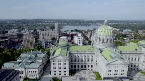 Aerial-Drone-shot-of-Capitol-Building-Complex-in-Harrisburg,-Pennsylvania,-US,-Left-to-Right-Pan