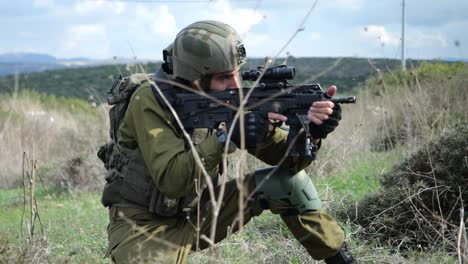 Golani-Une-Soldado-De-Infantería-Israelí-En-Posición-Arrodillada-Apuntando-Ametralladora-En-El-Campo-De-Entrenamiento