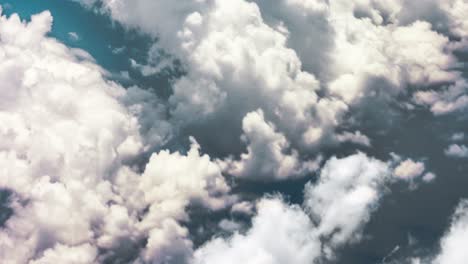 Nubes-En-Movimiento-En-Un-Cielo-Azul-Claro,-Punto-De-Vista