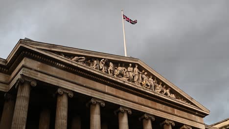 Bandera-Británica-Sobre-El-Museo-Británico,-Londres,-Londres,-Reino-Unido